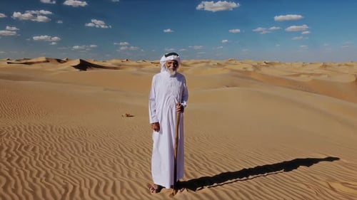 Un nómada del desierto con un atuendo tradicional que representa una conexión profunda con el paisaje circundante