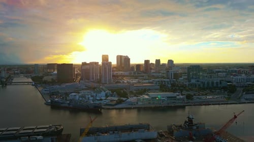 Uma vista aérea brilhante do pôr do sol brilhante sobre a hidrovia da bacia de Ybor com o horizonte de Tampa