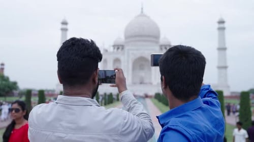 Gente india haciendo clic en imágenes del Taj Mahal