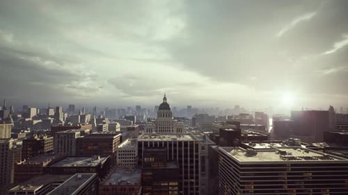 Los rayos dorados de la mañana se proyectan sobre los edificios urbanos con neblina y nubes