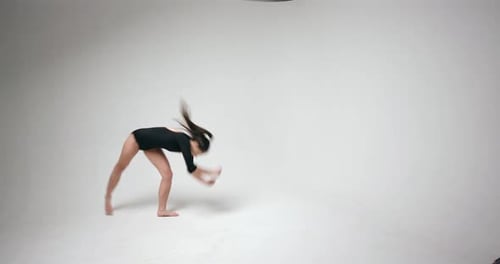 Junges Mädchen macht einen arabischen Salto-Sprung im Studio