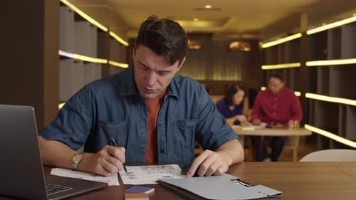 Retrato de un hombre de negocios de mediana edad firmando un documento