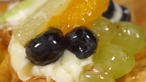 Tarta de hojaldre con frutas, de cerca