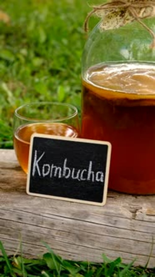 Kombucha dans un bocal à la maison | Selective Focus