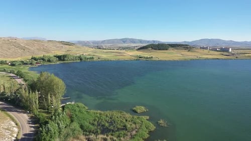 Vue aérienne des collines et du village au bord du lac