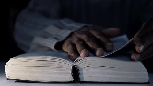 Mit der Bibel zu Gott beten, mit Menschen treu anbeten — Stock-Bildmaterial — Stockvideos