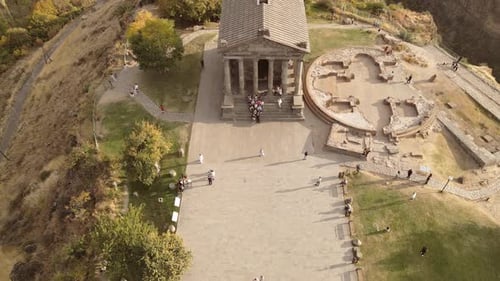 Visiteurs visitant le temple de Gerni de style romain