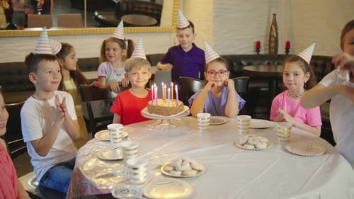 Crianças fazendo uma alegre comemoração de aniversário com chapéus de festa, jogos e decorações capturaram momentos de