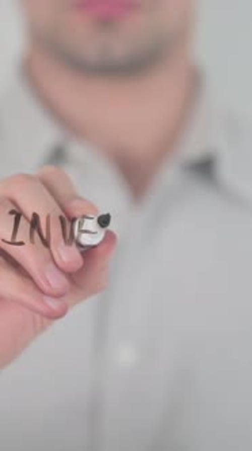 Investmentgeschäft, Schreiben auf dem Bildschirm mit der Hand, vertikales Video