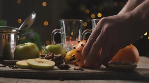 Couper l'orange en rondelles avec un couteau