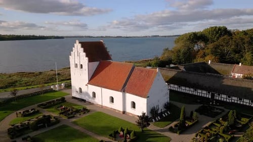 Luftbild einer Kirche am Meer an einem sonnigen Tag