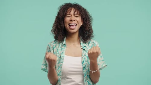Afrikanische junge Frau macht Siegesgeste JaGeballte FaustJoy Triumphant Lady