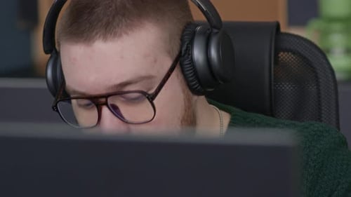 Jeune homme confiant travaillant au bureau pendant la journée
