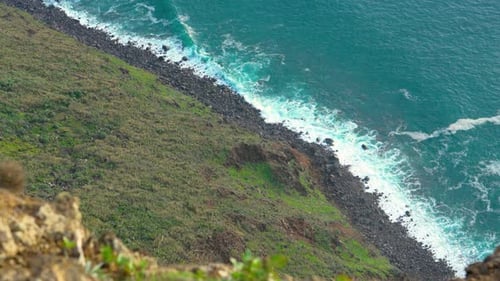 Explorez le littoral à couper le souffle et les paysages luxuriants de Madère