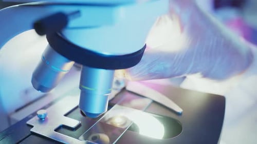 Un scientifique ajuste les lentilles du microscope pour une analyse précise