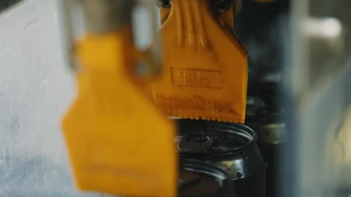 Processus de lavage industriel automatisé des canettes en aluminium sur la bande transporteuse