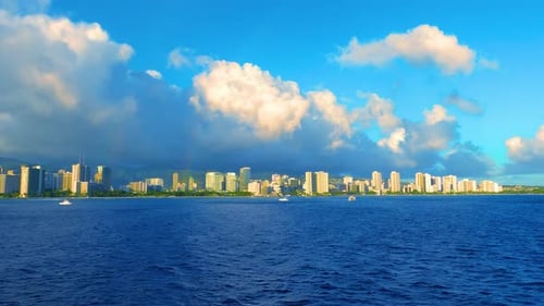Contempla una ciudad isleña desde el océano. Edificios en la playa. Rascacielos en la costa del mar