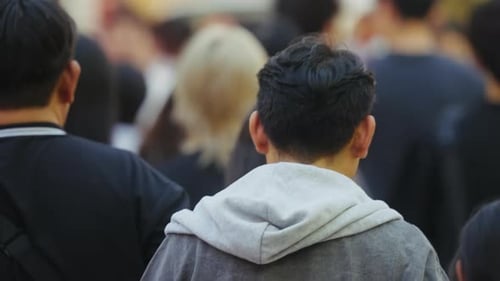 Muitas pessoas andam pela rua da cidade, rua urbana movimentada, hora do rush, muitos pedestres