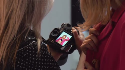 Processus de séance photo d'enregistrement dans les coulisses, modèle féminin
