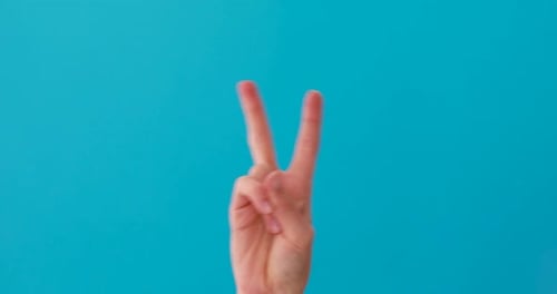 Frau macht Siegeszeichen