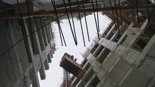Vista desde un ángulo bajo de varillas de hierro expulsadas de un andamio en una obra en construcción en Karachi, Pakistán.