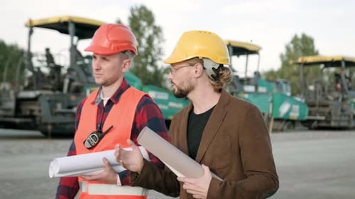 Travail de contremaître avec le superviseur sur le chantier de construction