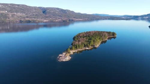 Wunderschöner See und Wahrzeichen im See.