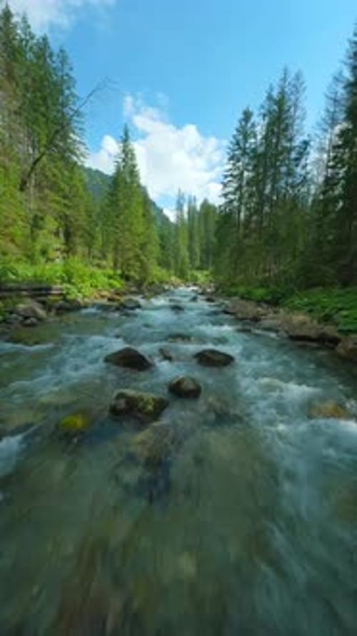 Flug über einen Gebirgsfluss, aufgenommen mit einer FPV-Drohne, Tatra-Gebirge, Slowakei