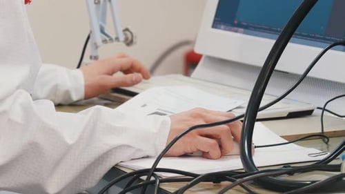 Ein Mann im weißen Hemd arbeitet am Computer
