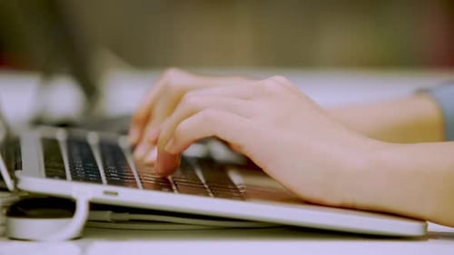 Computerprogrammierer, der Code auf einer flachen Tastatur eingibt