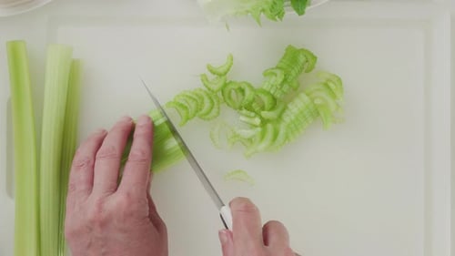 Céleri vert frais haché sur une planche à découper. Salade de laitue au céleri
