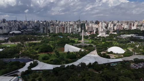 Vídeo aéreo acima do Parque Ibirapuera São Paulo em um dia ensolarado