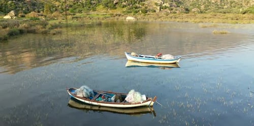 Bateaux de pêche sur le lac