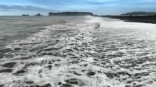Des vagues mousseuses déchaînées éclaboussent le rivage. Journée venteuse au bord de la mer
.