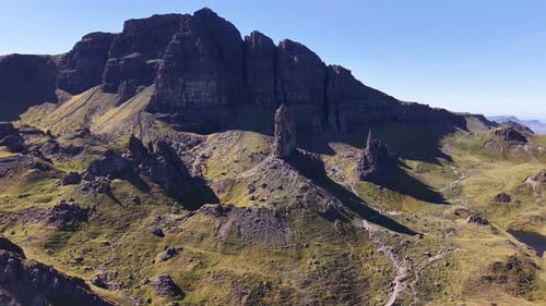 Vue par drone de la crête de Storr et du Vieil Homme de Storr, Écosse, Royaume-Uni