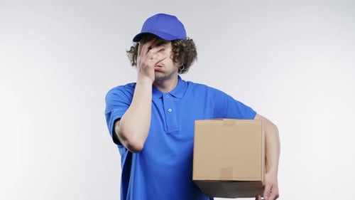 Triste y confundido hombre de correo postal con la palma de la cara sintiendo dolor, arrepentiéndose del fracaso