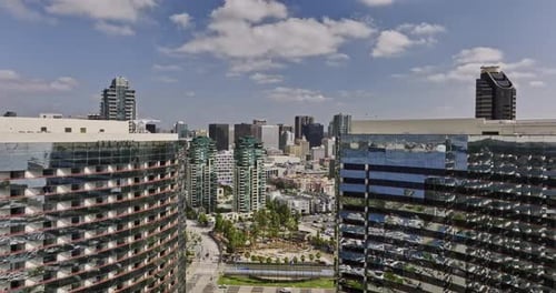 Vista aérea soleada del horizonte del centro de San Diego sobre la bahía