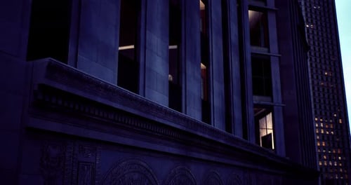 Vista nocturna de un edificio histórico con iluminación moderna en el centro de la ciudad