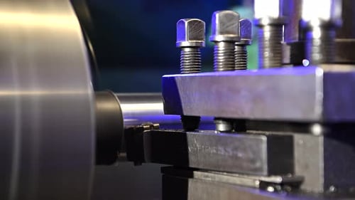Bearbeitung eines Metallstücks mit einer Drehmaschine