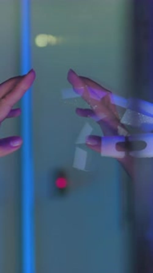 Une lumière bleue scintille lorsqu'une personne interagit avec une technologie avancée