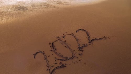 Die
Meereswelle wäscht die Inschrift 2022 auf Sand weg und verschwindet spurlos.