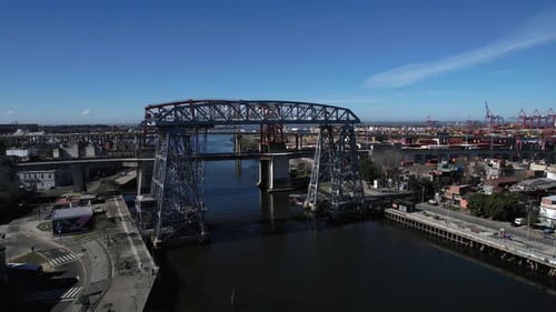 Paisagem urbana aérea com pontes de La Boca e Rio Riachuelo, Buenos Aires, Argentina