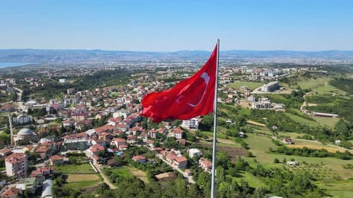 Stadt mit türkischer Flagge