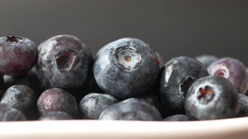 Gros plan de baies bleues fraîches dans un bol sur la table