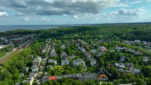 Vue aérienne des quartiers résidentiels de Gdynia Orłowo avec la mer Baltique en arrière-plan, capturi