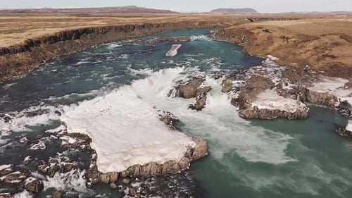 Luftaufnahme eines Flusses und Wasserfalls Urridafoss in Island