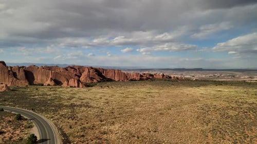Vue panoramique sur la formation de grès dans le parc national d'Arches.