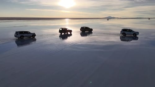 Vista aérea de automóviles en el Salar de Uyuni, Bolivia.