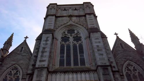 Überlappung der Fassade der Kirche des Heiligen Johannes des Evangelisten, durch die die Sonne scheint