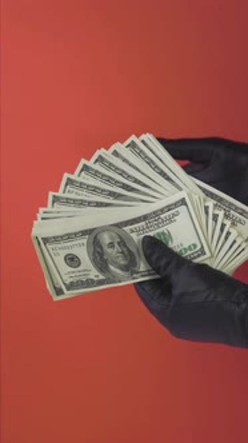 Dollar Touch mit schwarzen Lederhandschuhen auf rotem Hintergrund